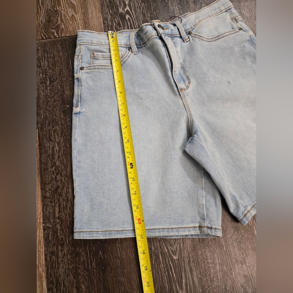 Cool off in Gloria Vanderbilt's relaxed denim shorts various sizes - Picture 4 of 9